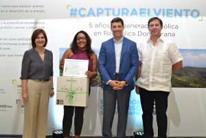 thumbnail_1_%20principal_%20ginny%20taule%20marcelo%20aicardi%20y%20edgar%20pichardo%20entregan%20el%20premio%20a%20ginna%20ozuna%20ganadora%20del%20primer%20lugar%20en%20la%20