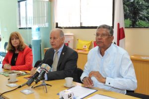 thumbnail_foto%202%20izquierda%20a%20derecha%20jacqueline%20boin%20embajador%20serulle%20ramia%20y%20gustavo%20lara%20director%20ejecutivo%20cruz%20roja%20dominicana