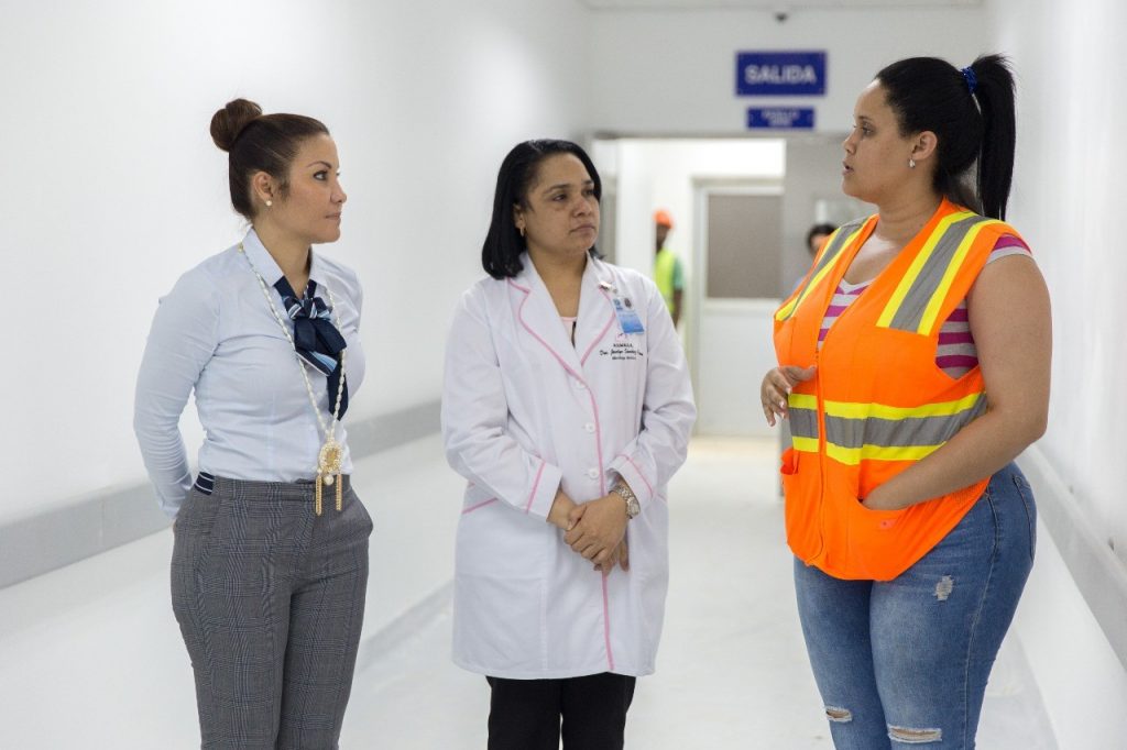 thumbnail_Dra. Mirna Font-Frias junto a la Directora de la Maternidad