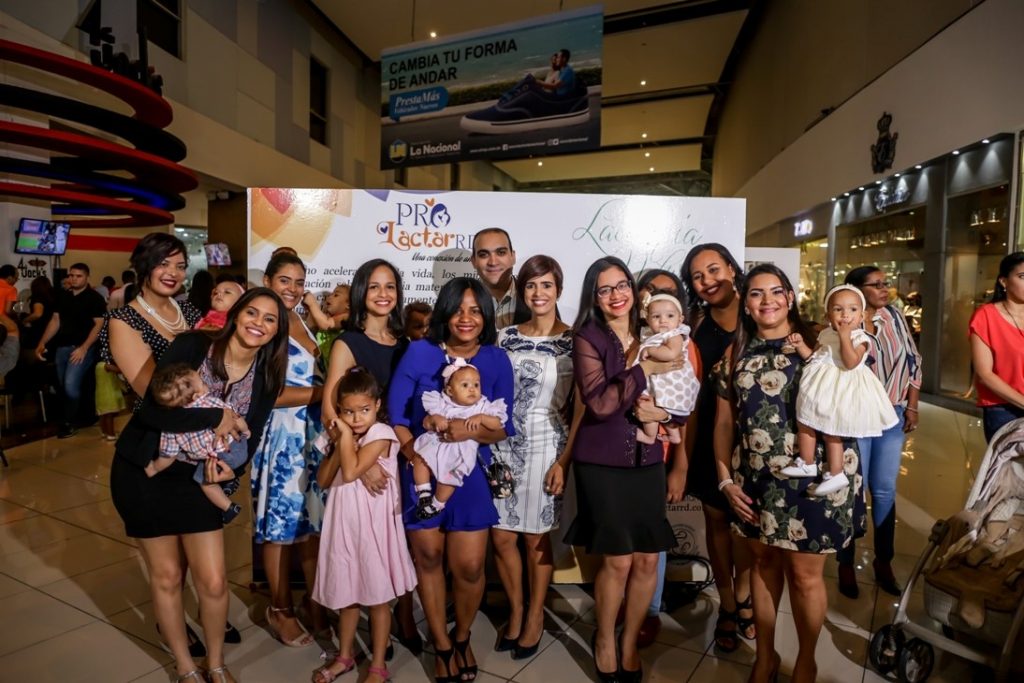 thumbnail_Equipo organizador de Lactancia al Natural junto a algunas de las modelos.