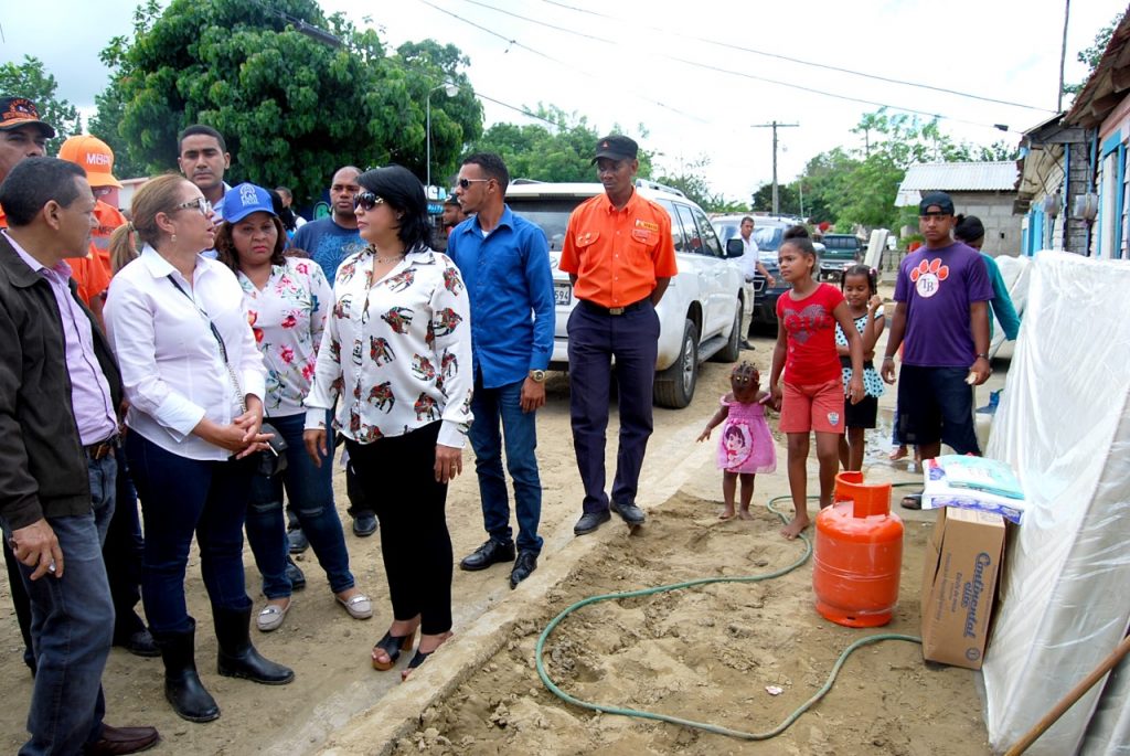 thumbnail_Iris Guaba junto a Juan Félix Núñez gobernador provincia Sánchez Ramírez