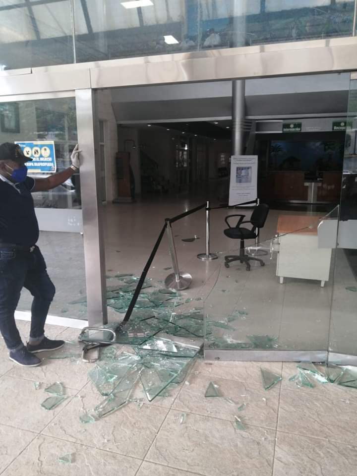 Tres individuos a bordo de un vehículo intentan robar Cajero del Banreservas