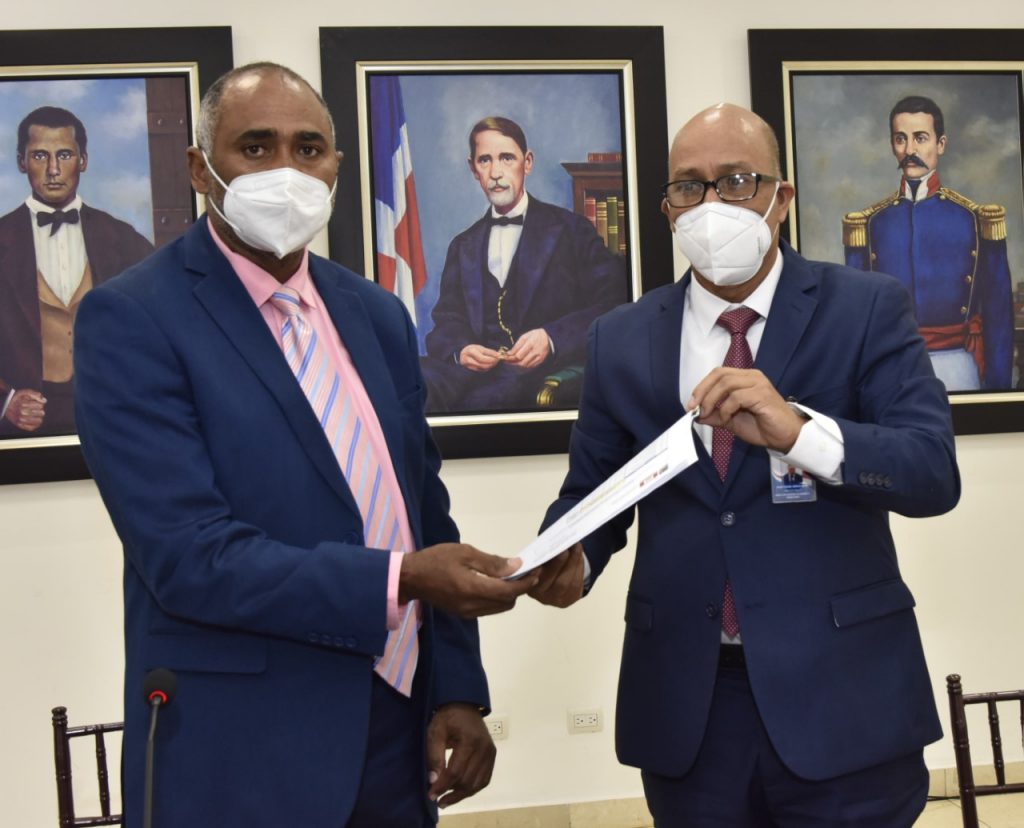 thumbnail_Santos entrega protocolo a Fulcar