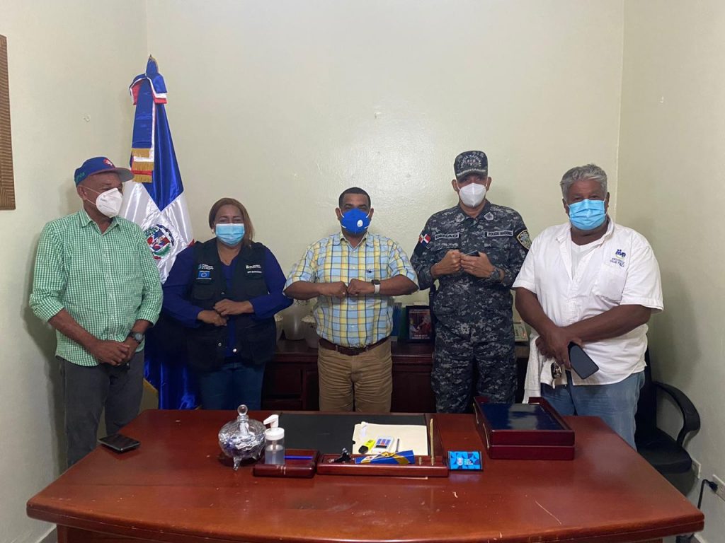 Lic. Mictor Fernádez, Alcalde. Dra. Thelma Batista, directora Prov. Salud, Coronel Genao, Policia Nacional