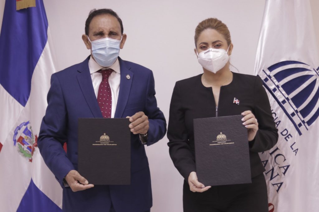 thumbnail_La directora general de Prosoli, Gloria Reyes y la Fundación Cruz Jiminián buscan con el acuerdo ayudar a familias que viven en pobreza extrema