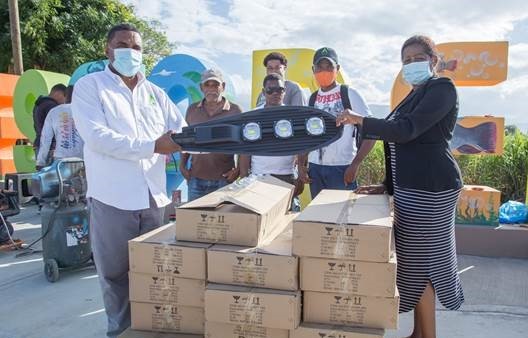 thumbnail_Entrega lámparas Pescaderia