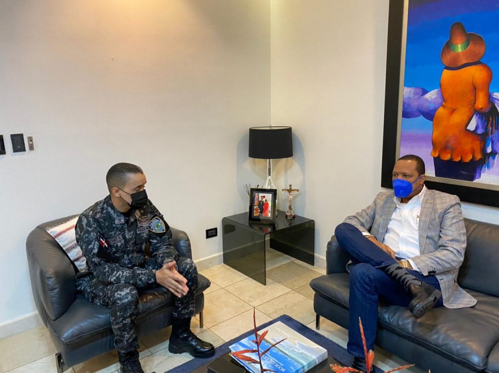 Doctor Eddy Alcántara, director de Pro Consumidor junto al director de la Policía Nacional, mayor general Edward Sánchez