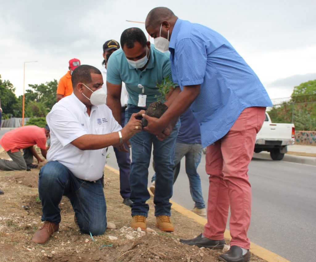 thumbnail_Lic. Mictor Fernández, Wilkins Feliciano y David López