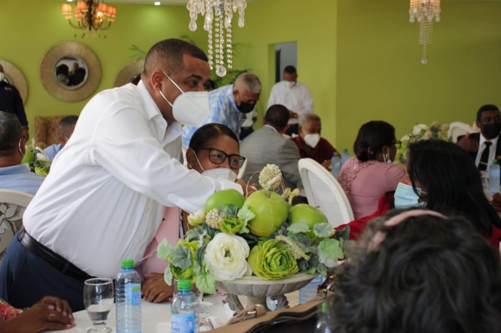 thumbnail_Alcalde saluda los asitentes 2