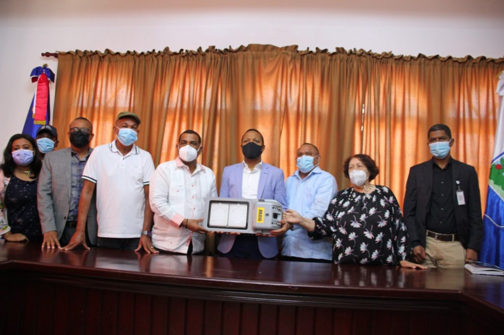 thumbnail_Entrega simbòlica de luminarias