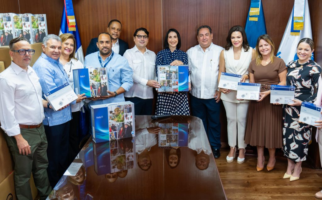 Primera Dama Raquel Arbaje entrega dispositivos cocleares al SNS para la tercera jornada de implantes en infantes con hipoacusia.