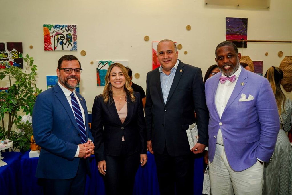 La directora general de Supérate, Gloria Reyes, junto a representantes de la delegación de NY y el senador Alexis Victoria Yeb, por María Trinidad Sánchez