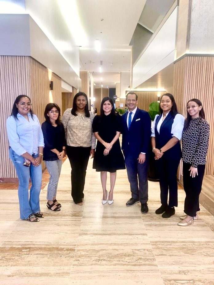 Representantes de NUVI PET y colaboradores de Crowne Plaza SDQ