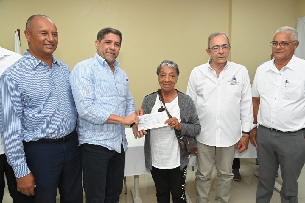 thumbnail_Entrega cheque La Vega-1