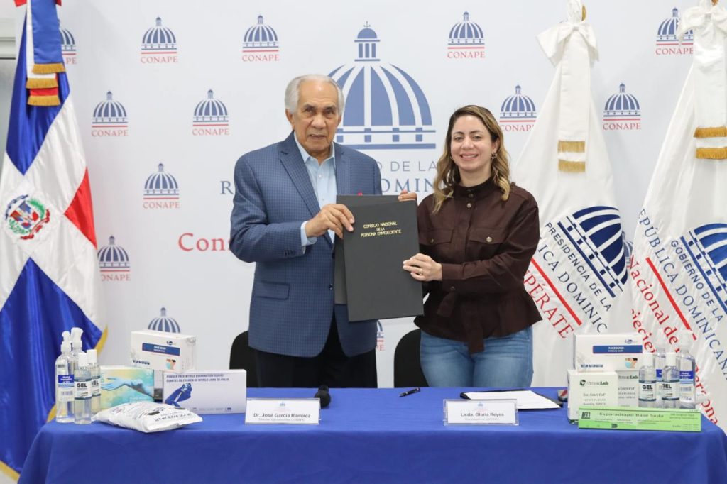 José García Ramírez, director general de Conape, y Gloria Reyes, directora general de Supérate, luego de la firma de colaboración