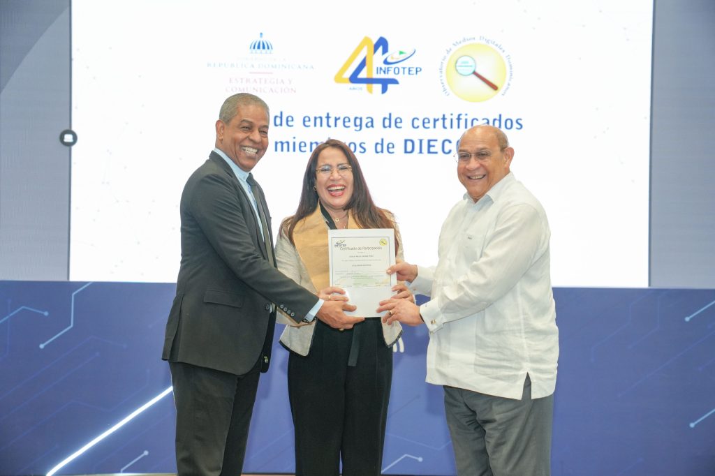 Federico Reynoso, director de Medios de la Presidencia y Rafael Santos Badía entregan certificado a participante 5