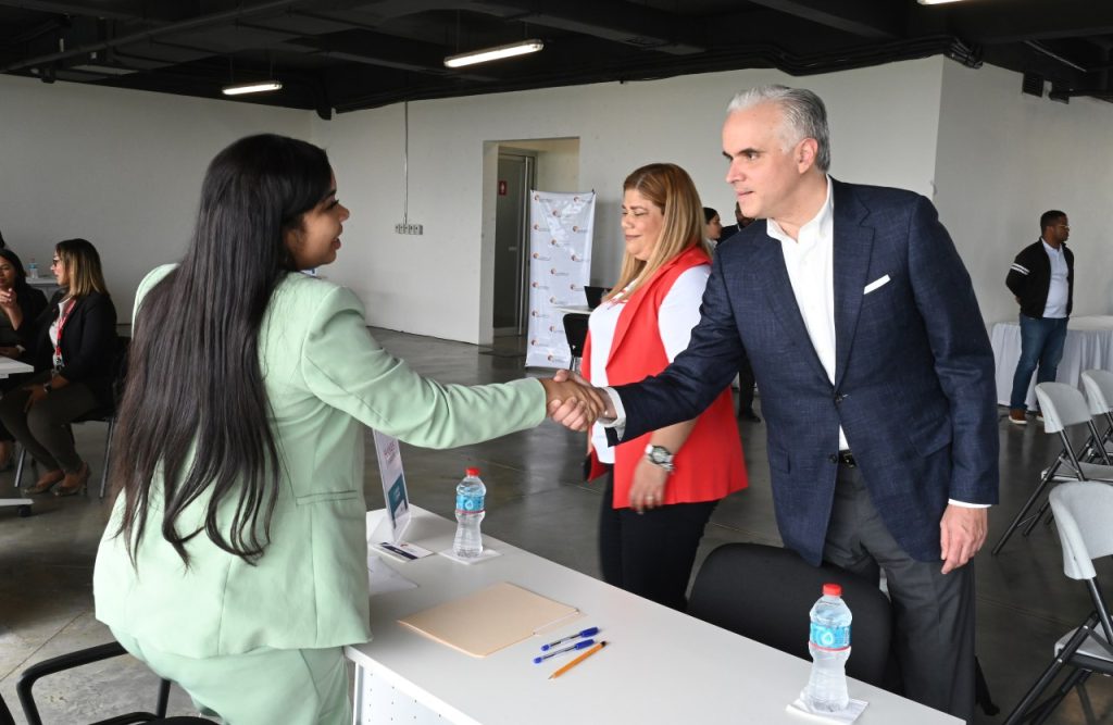 Luis Miguel De Camps realizando saludo de bienvenida
