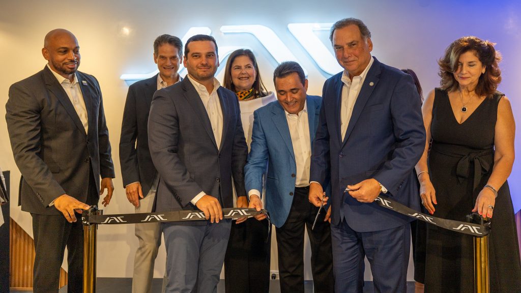 Ejecutivos de Grupo Viamar y JAC Dominicana mientras realizan el corte de cinta inaugural