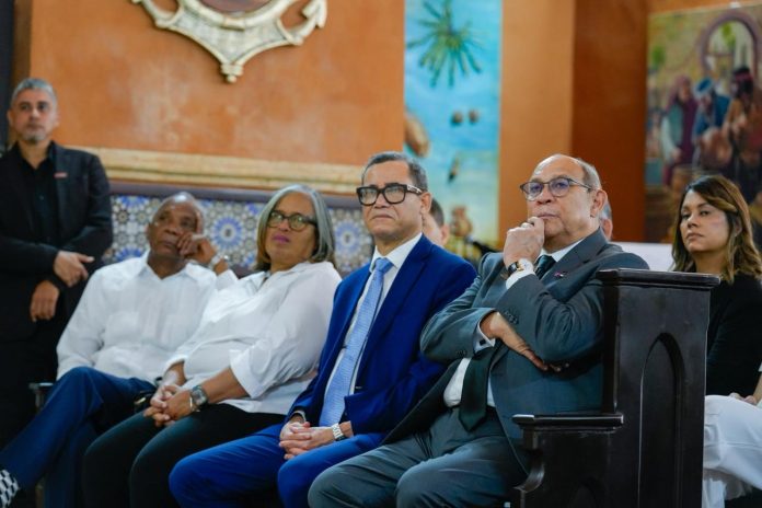 Ministro de Trabajo Eddy Olivares, Director del INFOTEP Rafael Santos Badía, Oto Flores, miembro de la Junta Directiva y Bilma Herasme Financiera