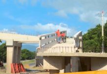 Obras Públicas instala está noche Las Vigas Centrales del Nuevo Puente Peatonal Villa Altagracia.