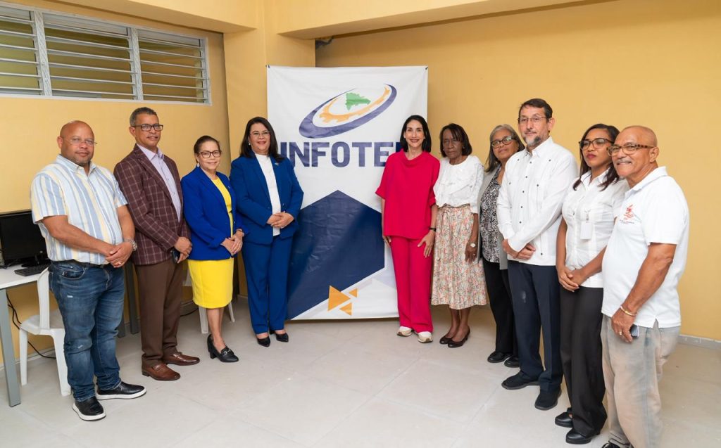 Primera dama inaugura aulas de belleza e informática equipadas por INFOTEP en Capotillo (1)