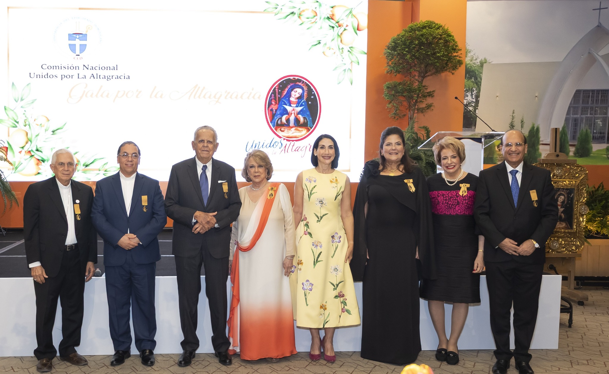 Comisión Nacional Unidos por la Altagracia reconoce a la primera dama Raquel Arbaje y a Don Tato Bisonó en su primera Gala por la Altagracia