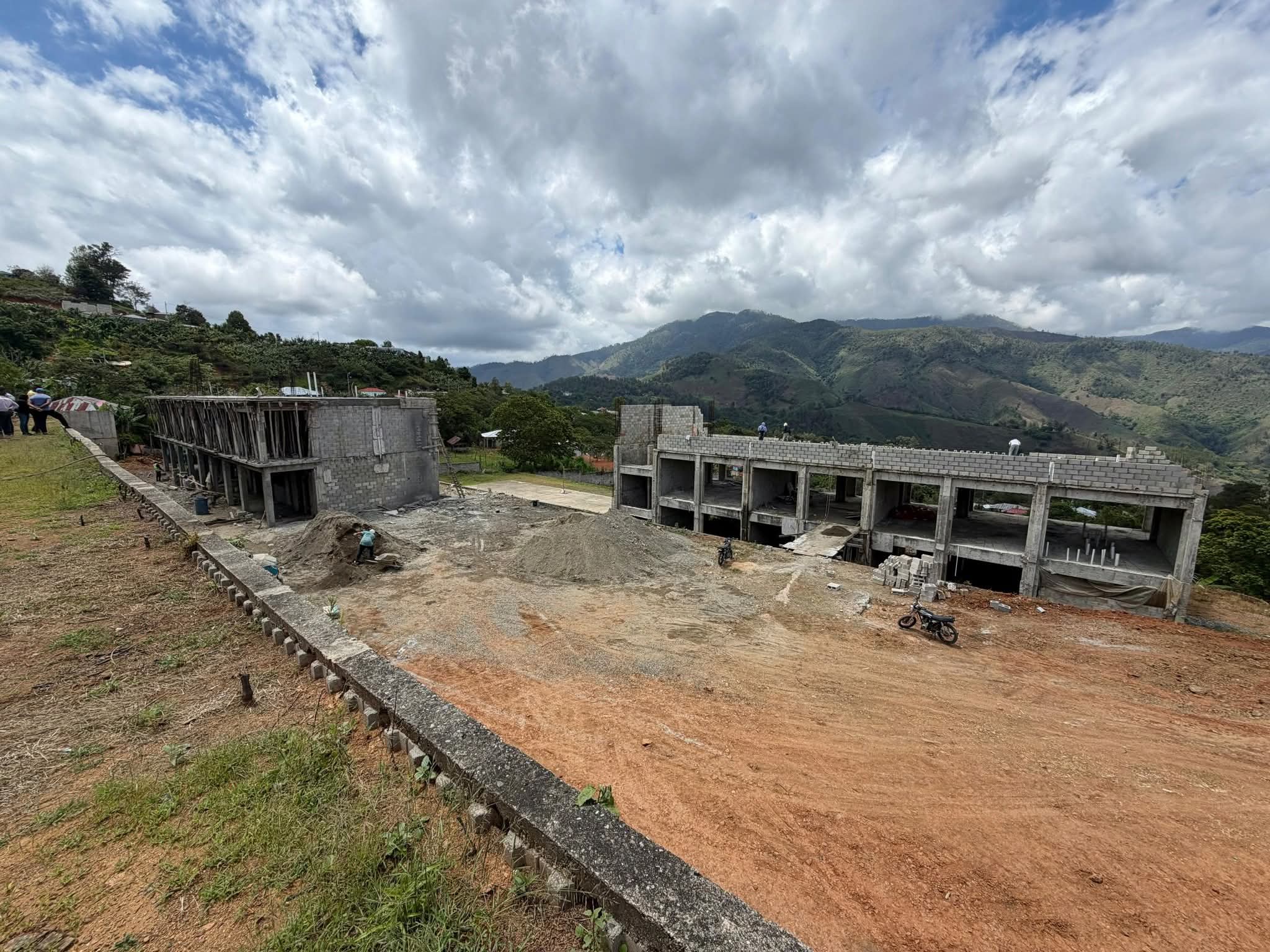 Infraestructura Escolar busca acelerar terminación de escuelas en Padre Las Casas y Los Fríos de Azua a través del Plan "24/7-365″