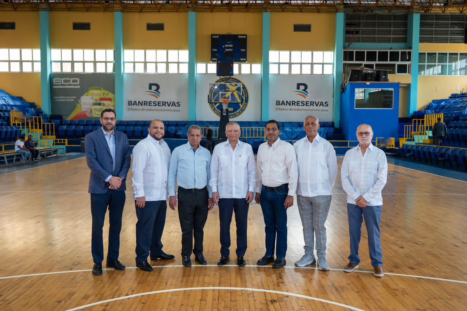 Presidente ejecutivo Banreservas destaca impacto social y comunitario del Club Mauricio Báez durante visita institucional.
