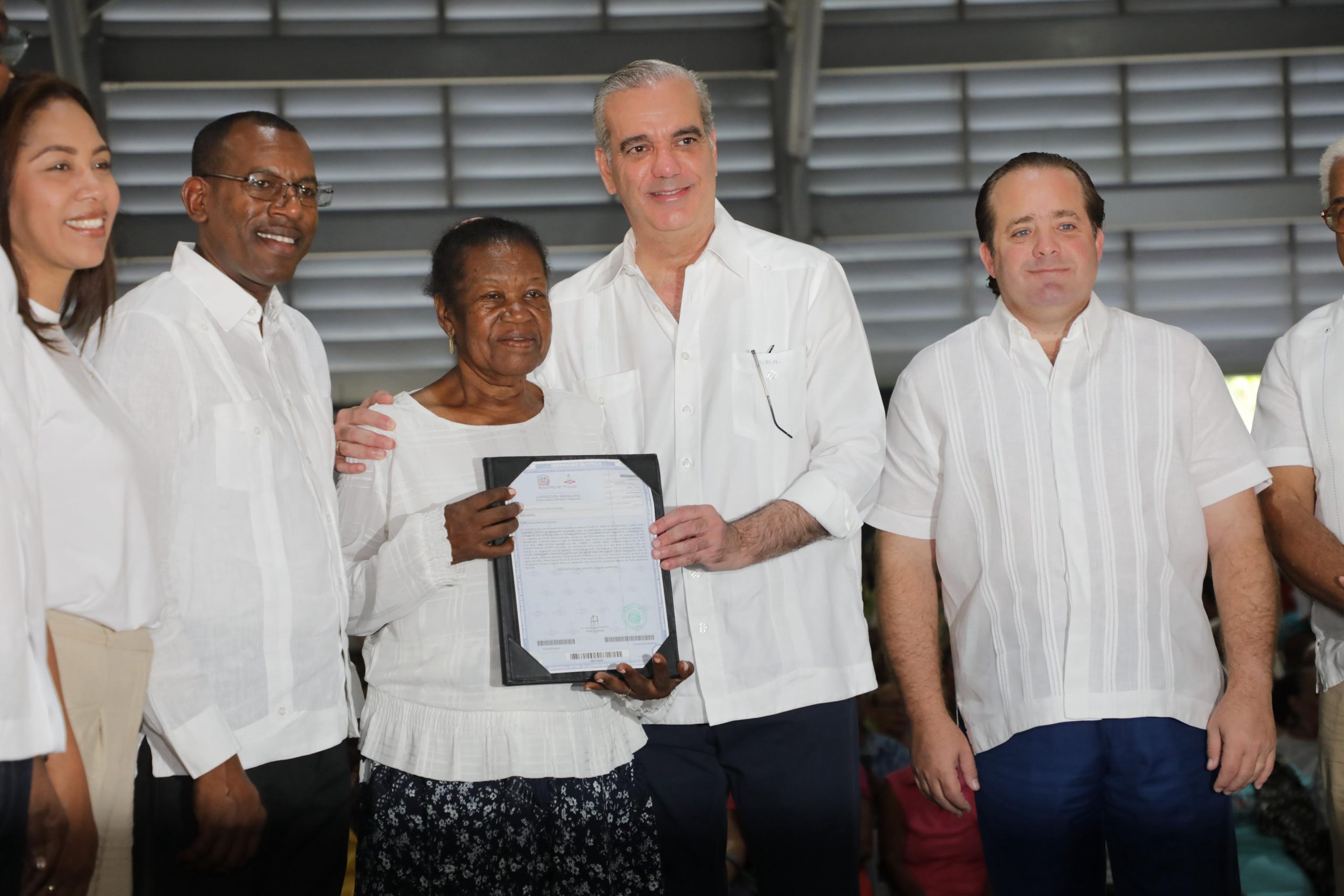 Presidente Abinader entrega 1,500 títulos de propiedad en Nuevo Domingo Savio y eleva a 3,500 los certificados otorgados en beneficio de unas 18,000 personas