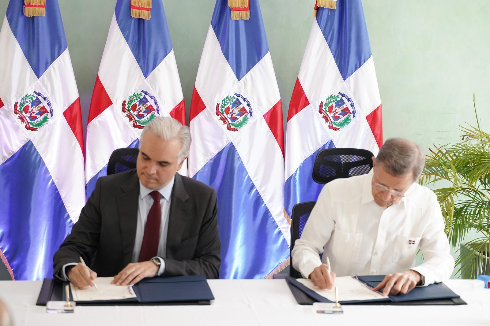 Ministerios de Educación y de Relaciones Exteriores firman acuerdo para facilitar Pruebas Nacionales a jóvenes que terminaron su bachillerato y residen en el extranjero