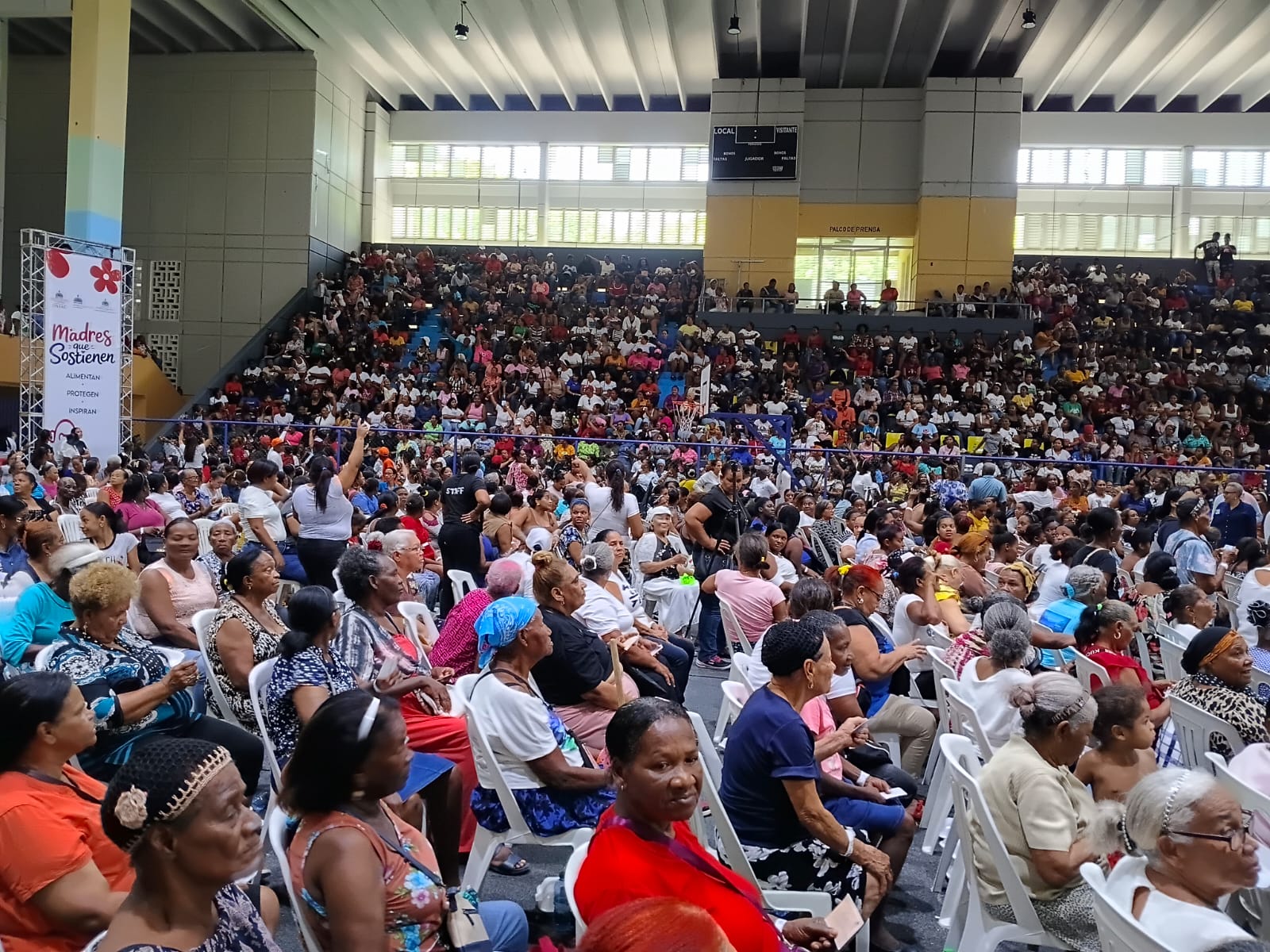 Gobierno benéficia cientos de Familias  Escasos Recursos con rifa de electrodomésticos  Día de las madres en Barahona.-