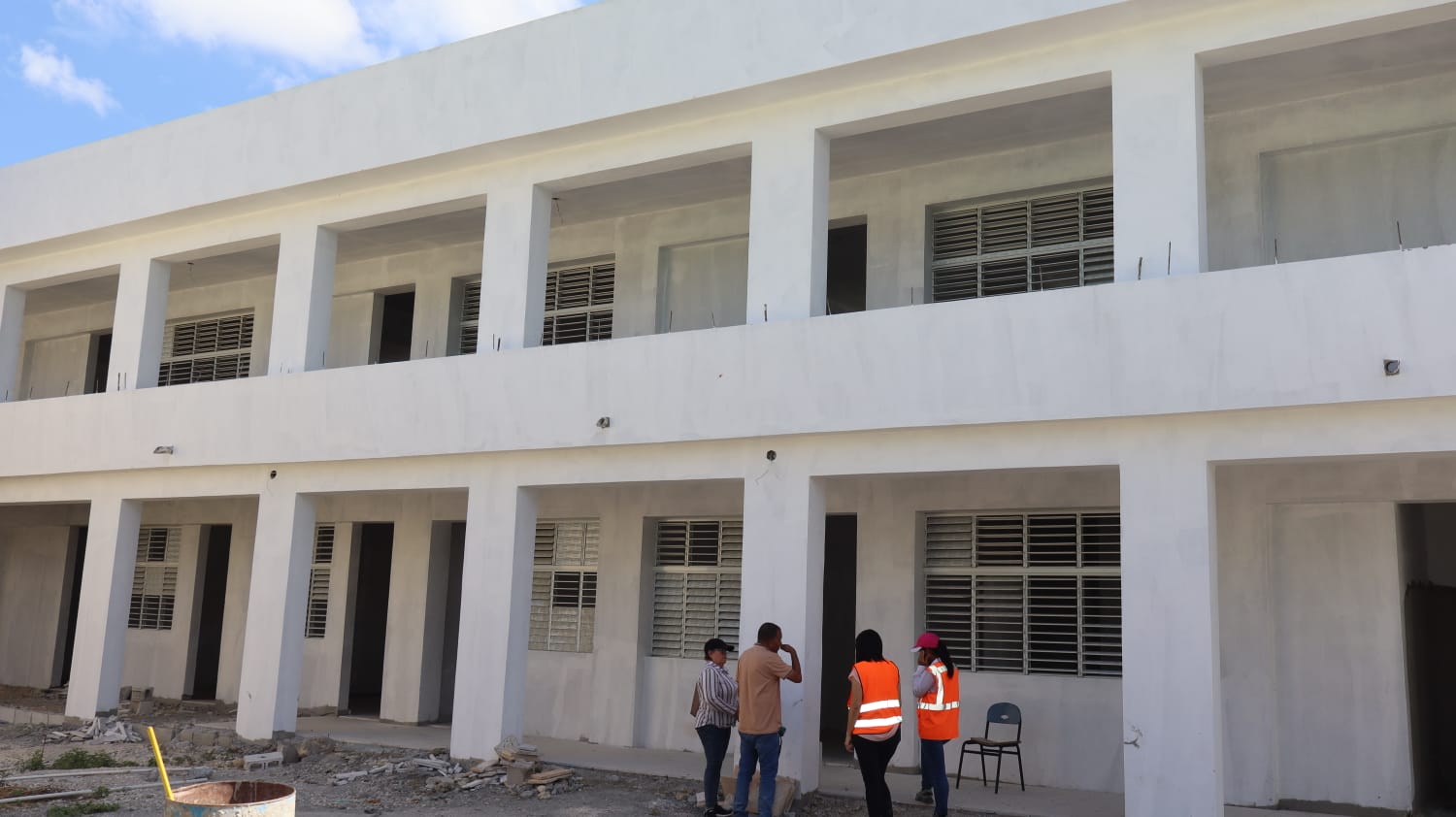 Infraestructura Escolar acelera terminación de Escuela Básica Guillermina Tonos en Vicente Noble, Barahona.