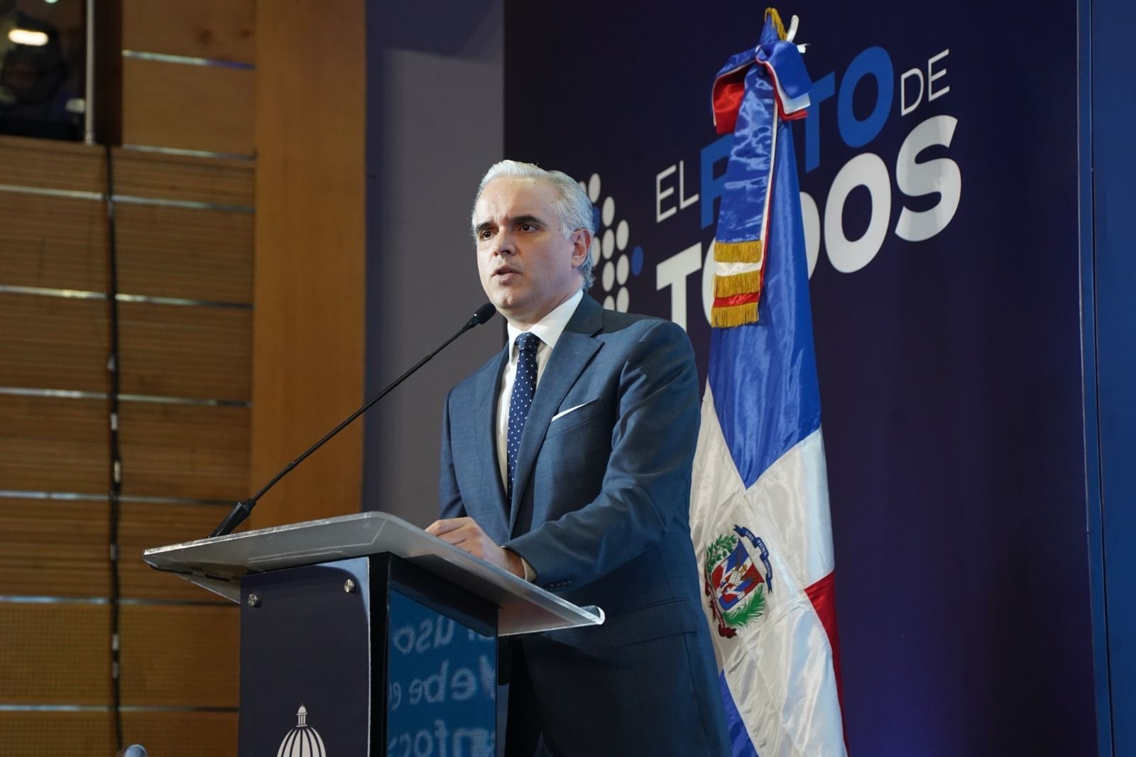 Ministro de Educación Luis Miguel De Camps instruye nueva política nacional sobre uso de celulares y convivencia digital en centros educativos