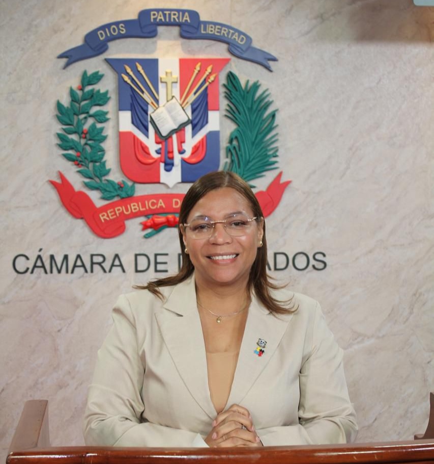 Diputada Mirna López deposita proyecto de ley para declarar el 23 de septiembre como “Día Nacional de los Médicos Residentes”