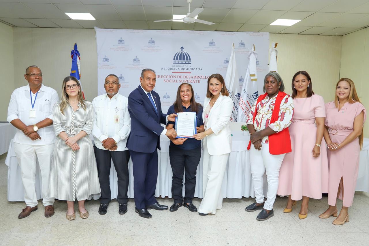 Supérate y Conape habilitan más de 70 personas cuidadoras de personas adultas mayores en Azua