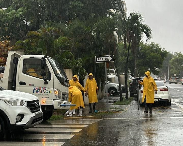 Alcaldía del Distrito Nacional continúa trabajos para mitigar incidencia de vaguada.-