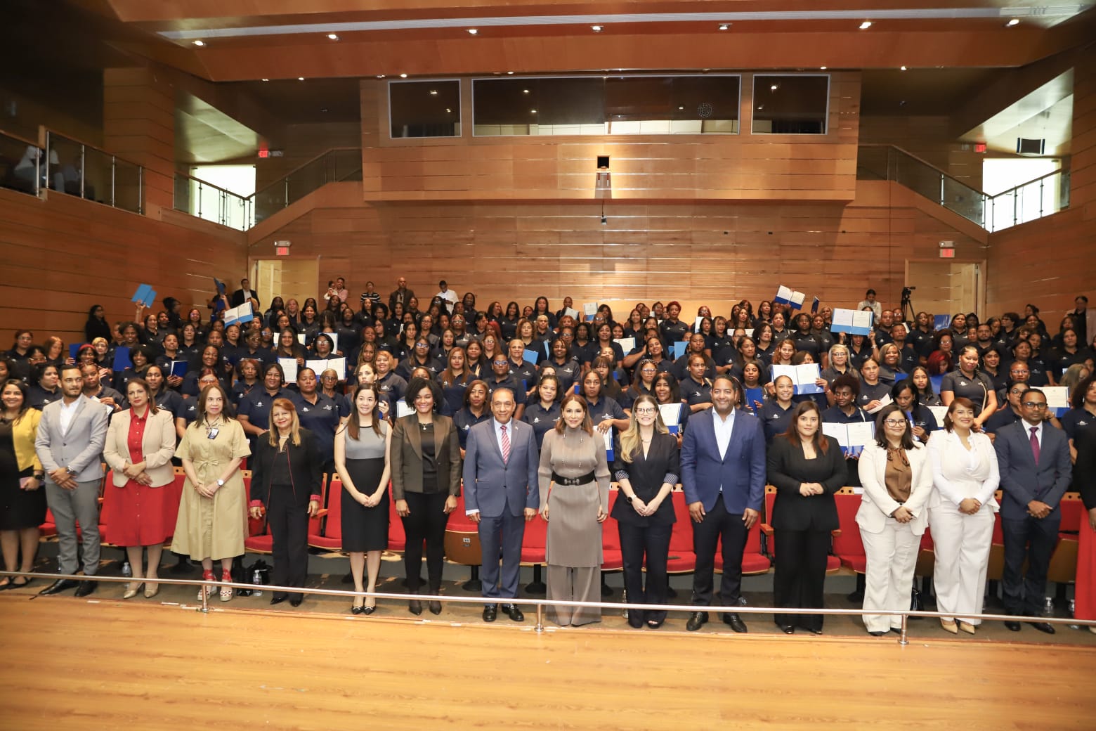 Supérate y Conape gradúan más de 200 personas cuidadoras de personas adultas mayores en el Gran Santo Domingo