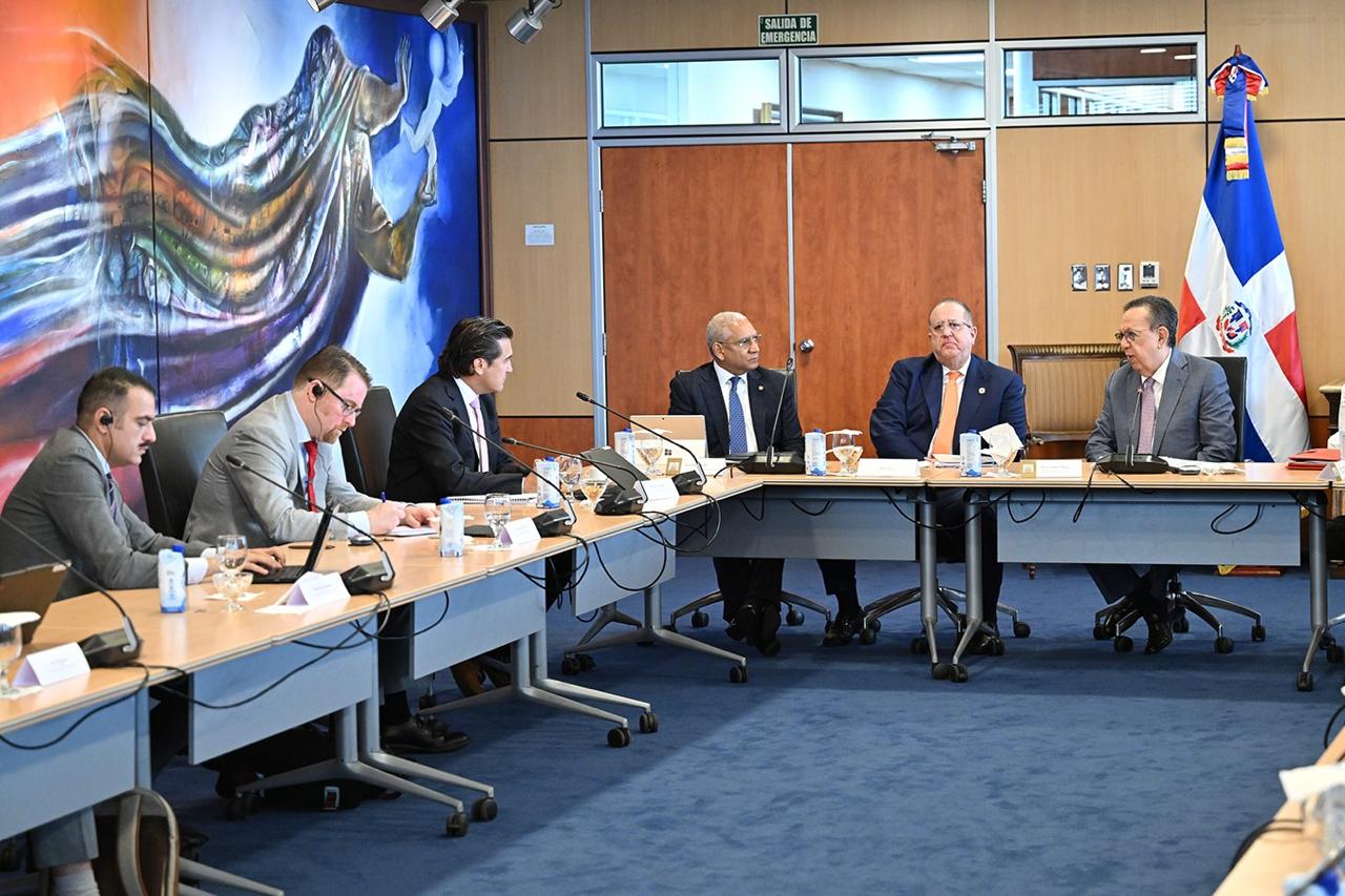 Gobernador del Banco Central y Ministro de Hacienda  se reúnen con misión del Fondo Monetario Internacional (FMI).