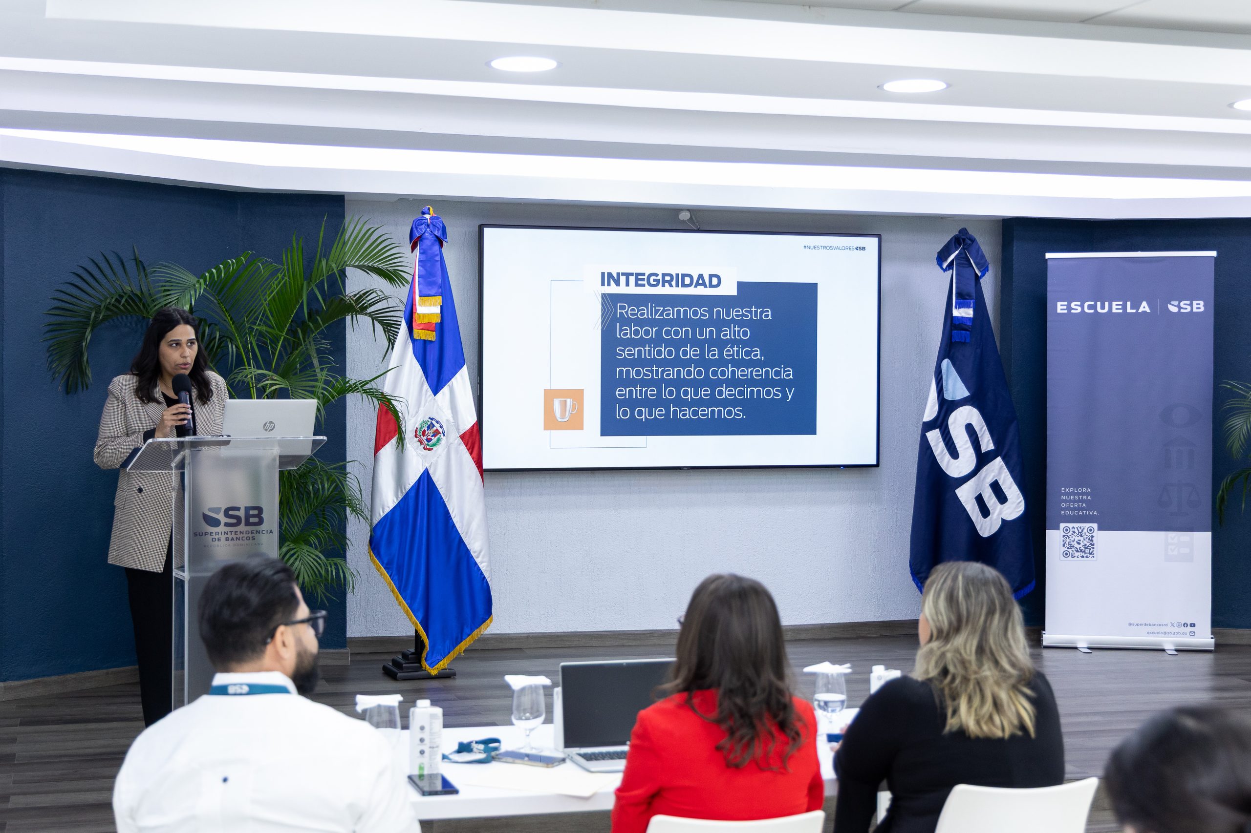 Escuela Superintendencia de Bancos ha capacitado  10,000 personas en dos años