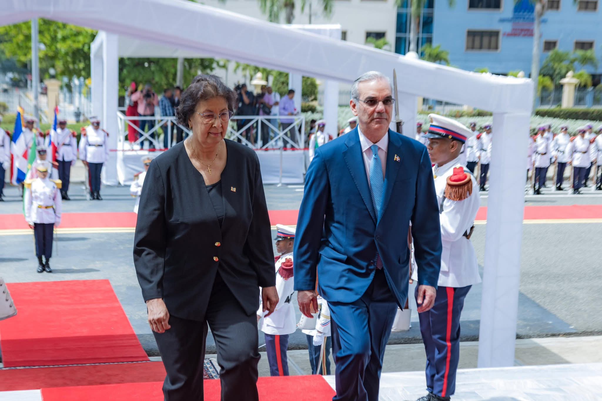 Presidente Abinader recibe a su homóloga de Surinam, Jennifer Geerlings-Simons, en visita oficial