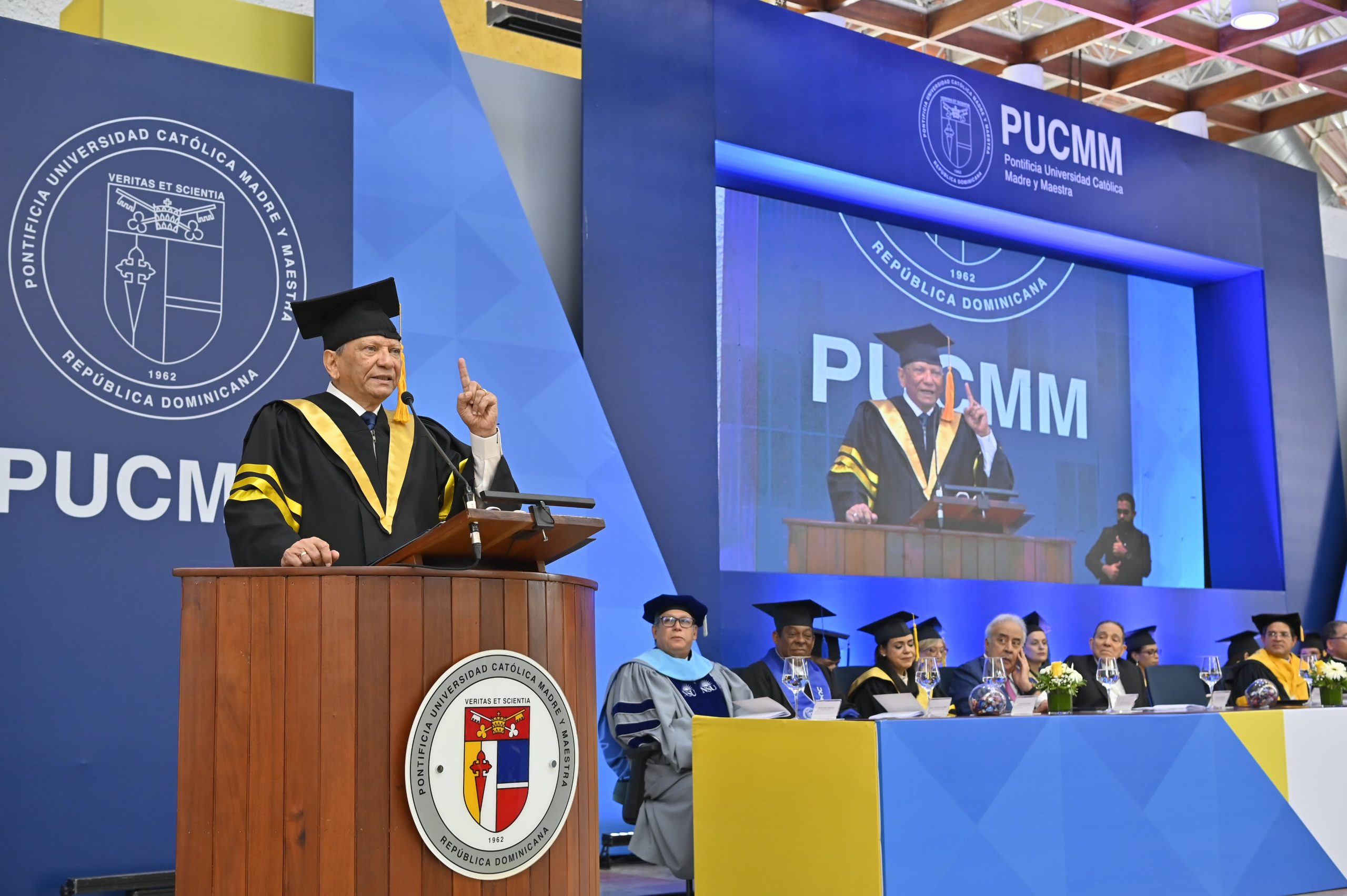 Presidente de Banreservas exhorta a 1,149 graduados de PUCMM ser visionarios y valorar la ética.-