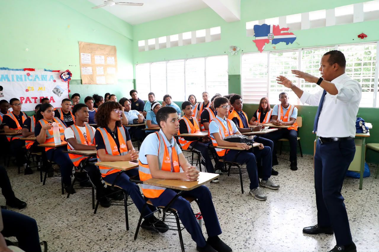 Milton Morrison imparte clases de educación vial a estudiantes de 6to de bachillerato.-
