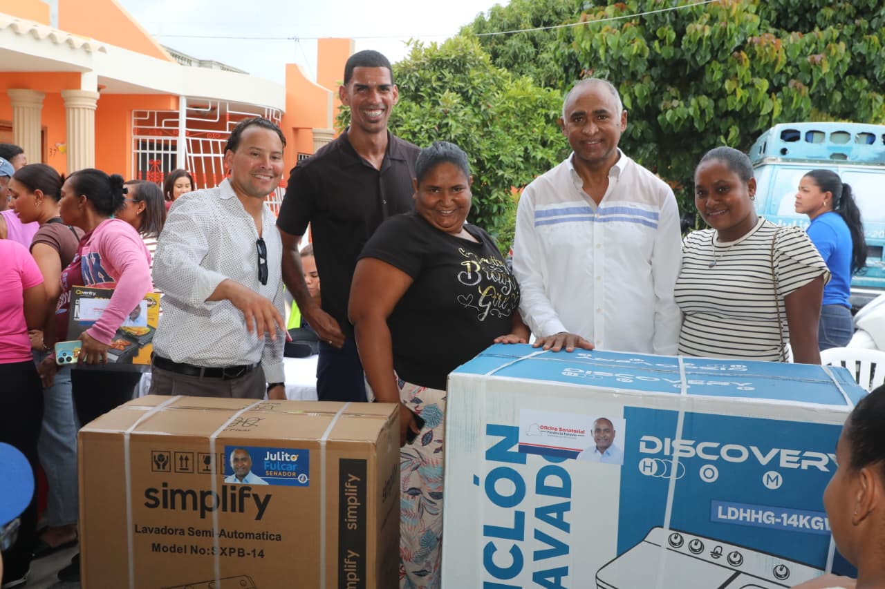 Miles de madres de Peravia participan en gran sorteo especial organizado por la Oficina del Senador Julito Fulcar