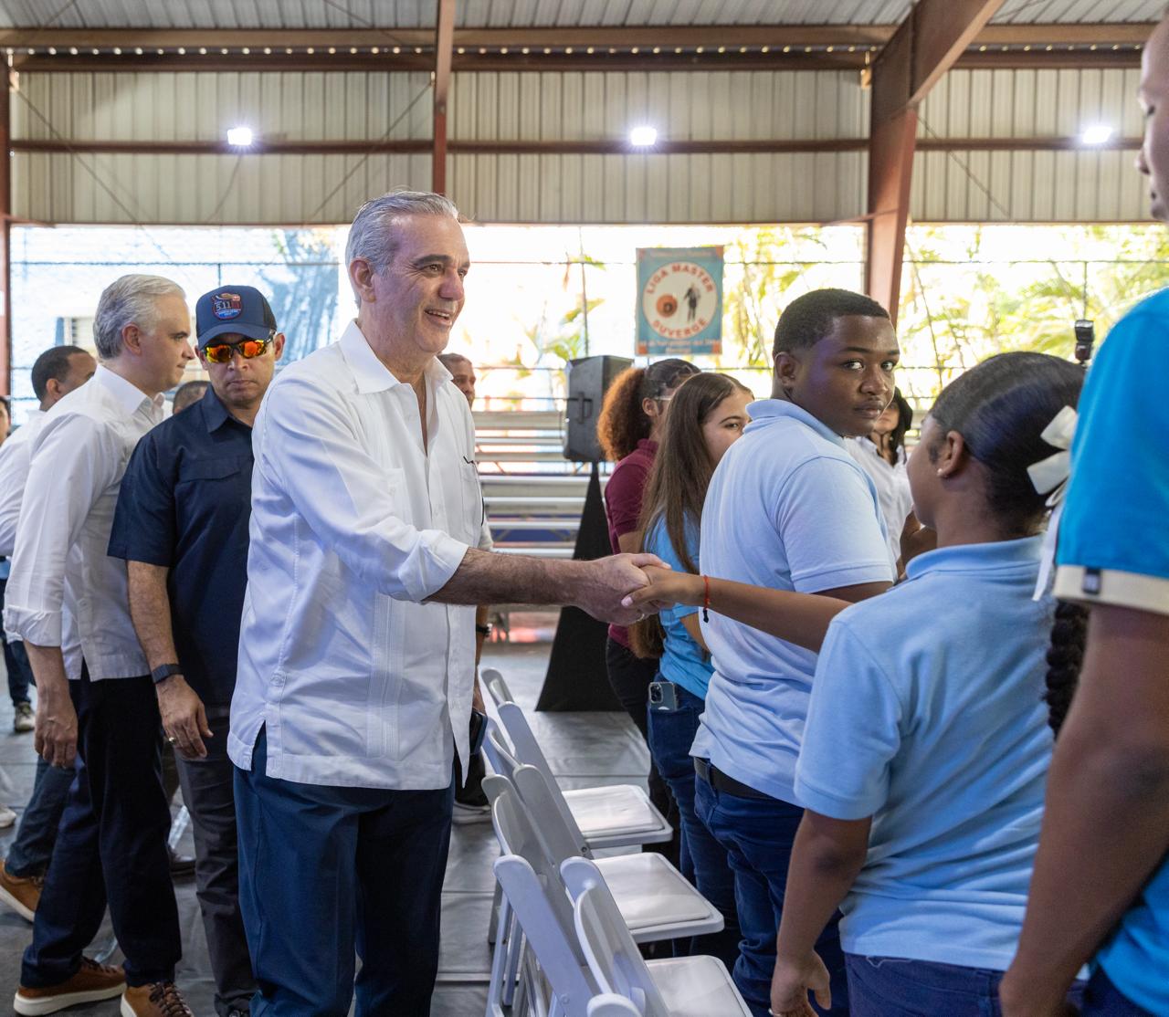 Presidente Abinader sostiene encuentro con estudiantes y  dispone plan especial para infraestructura escolar en la Provincia Independencia.