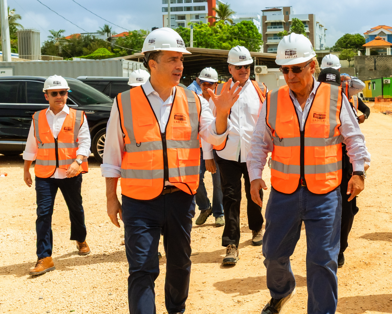 Banco Popular constata avances de City Center en Santo Domingo Este.-