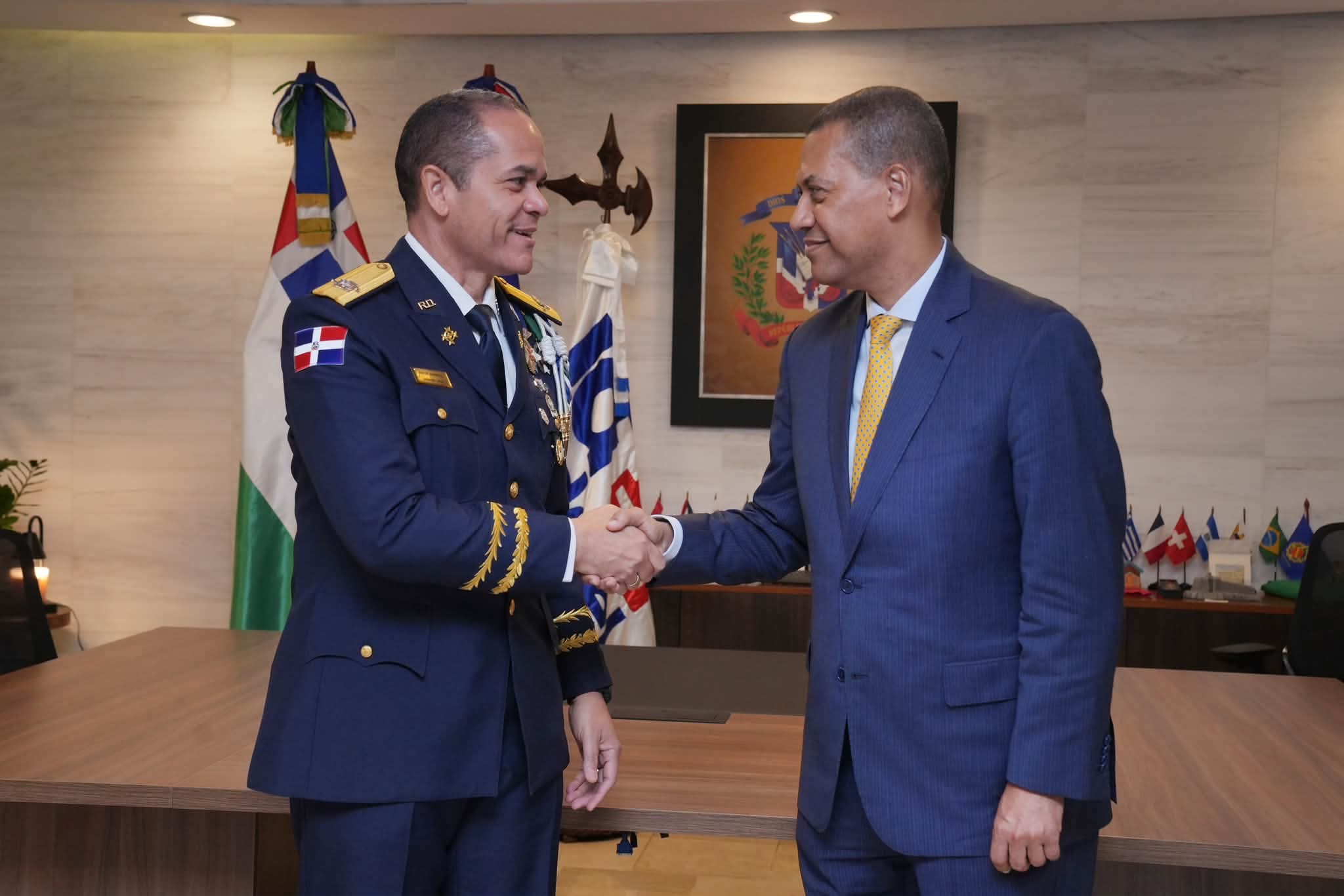 Policía Nacional e INDOTEL firman acuerdo para modernizar el registro y control de detenidos en destacamentos.