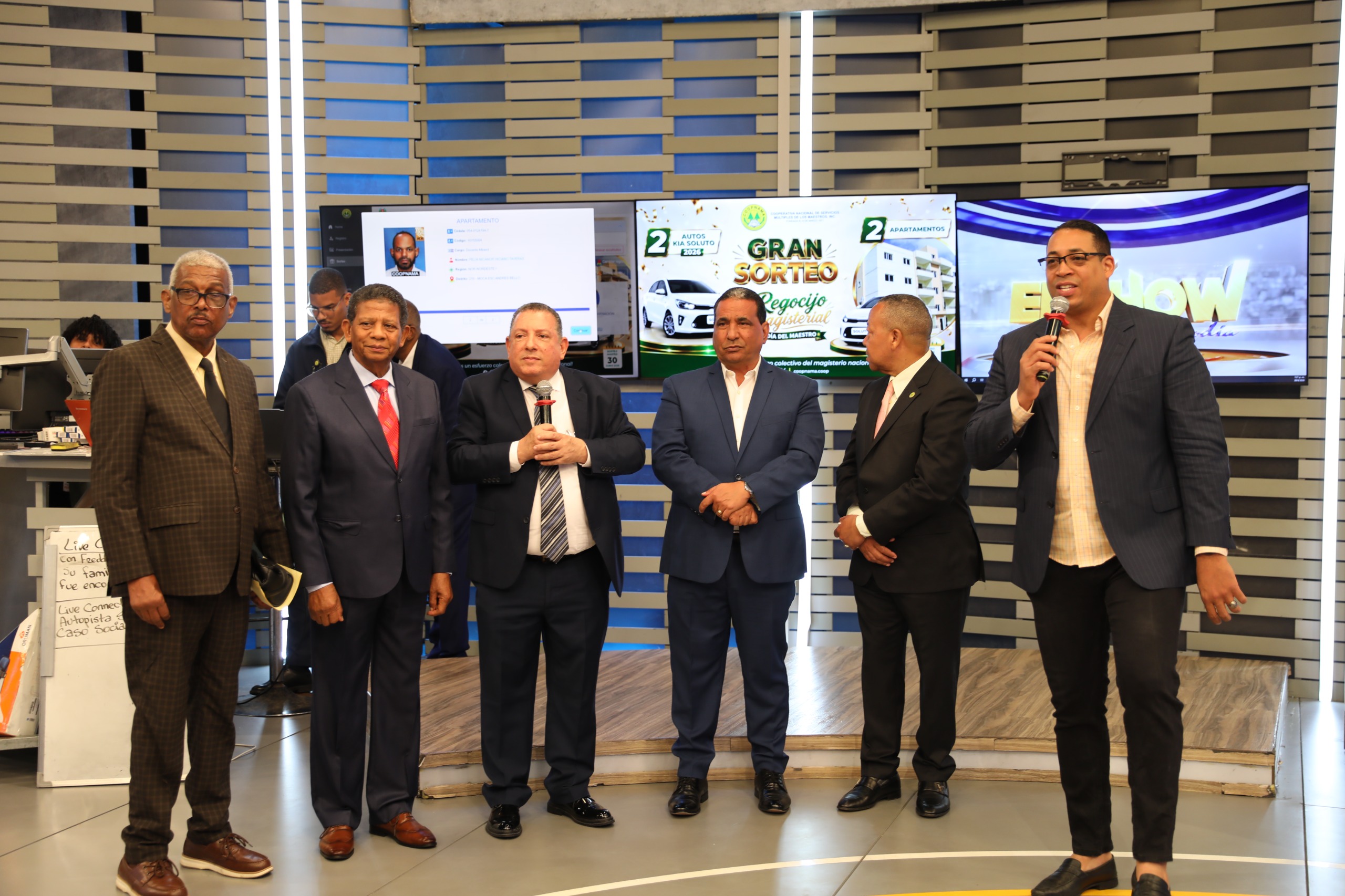 COOPNAMA celebra el día del Maestro con la entrega de 2 apartamentos y 2 vehículos a sus Asociados.