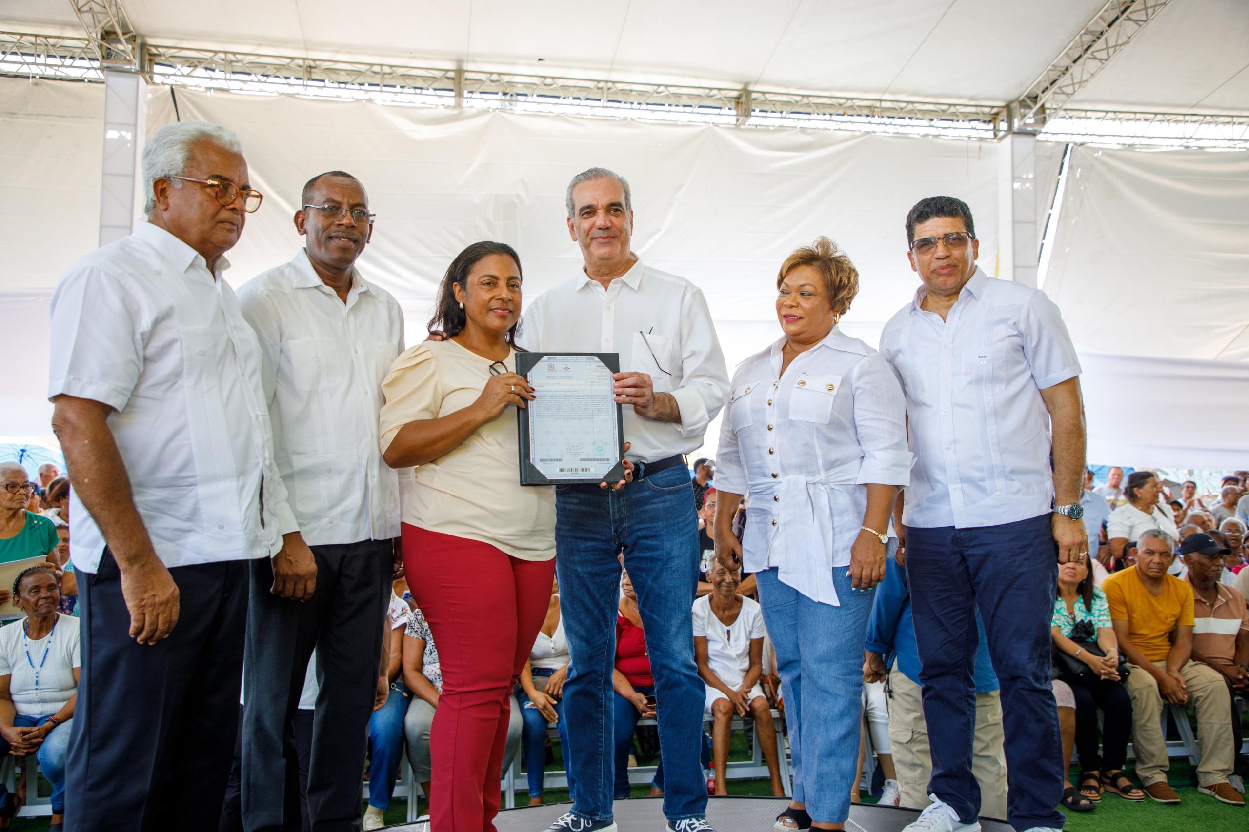 Gobierno entrega 1,000 títulos de propiedad que garantizan seguridad jurídica a más de 4 mil personas en Santo Domingo Este