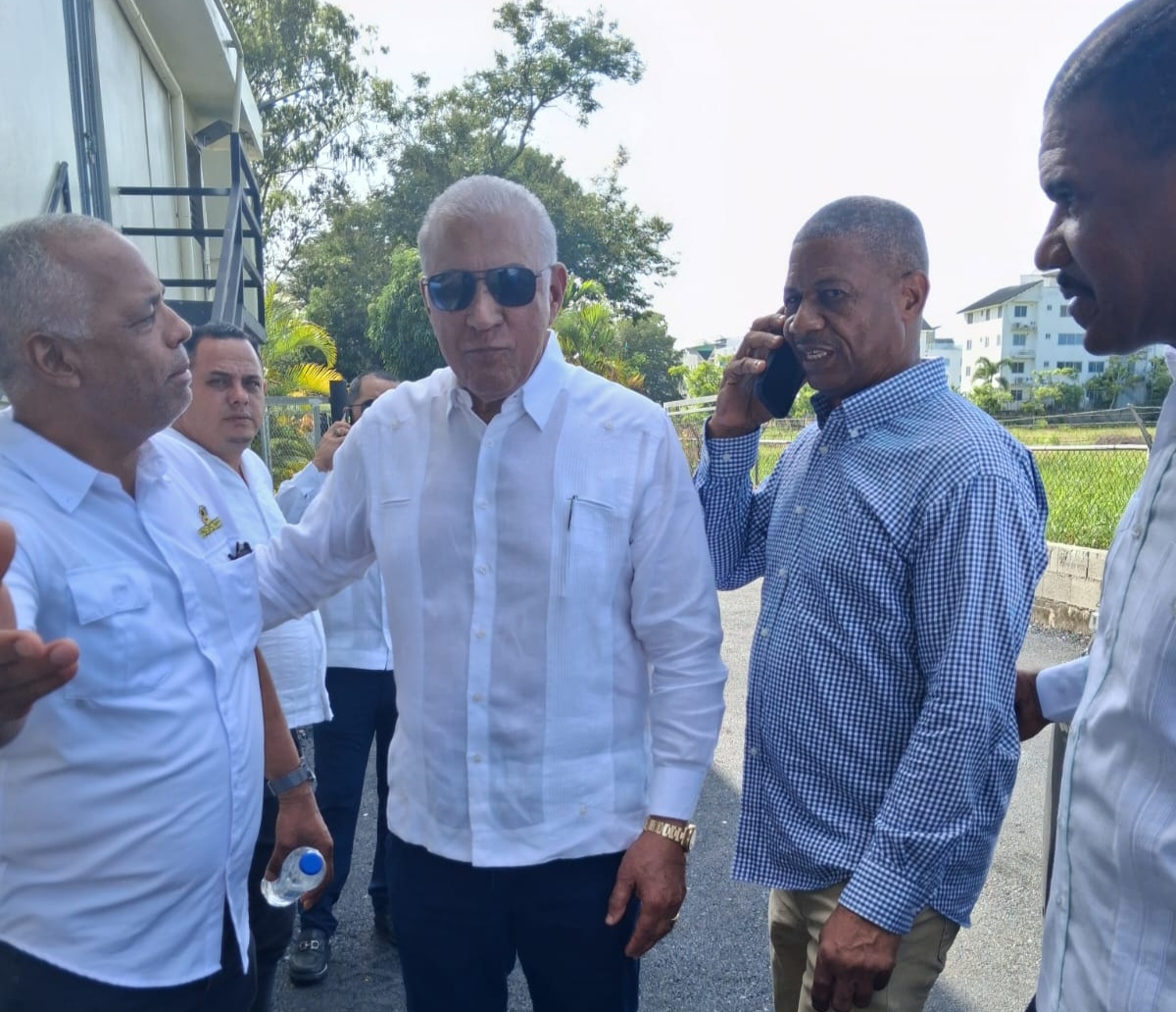 BARAHONA:Alcalde de Canoa coordina con el Ministro Administrativo de la Presidencia construcción del Parque Municipal.