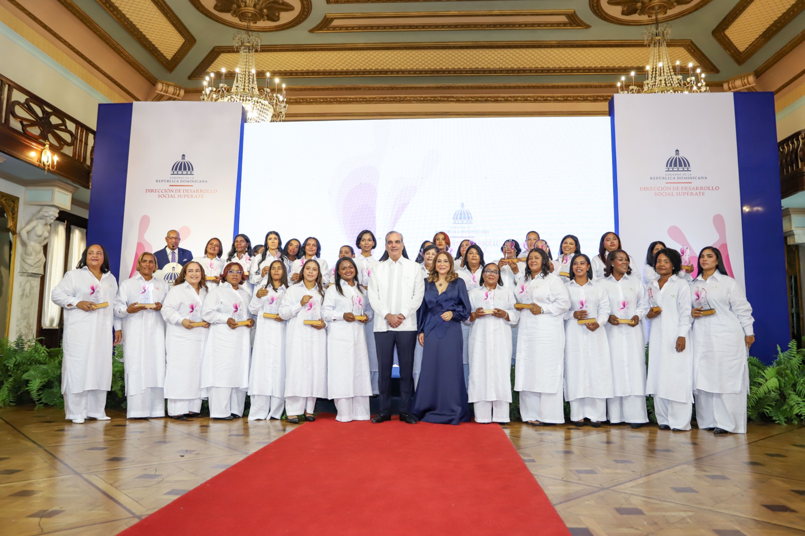 Sexta edición de Supérate Mujer reconoce a 35 mujeres del Programa SÚPER Emprendedoras.-